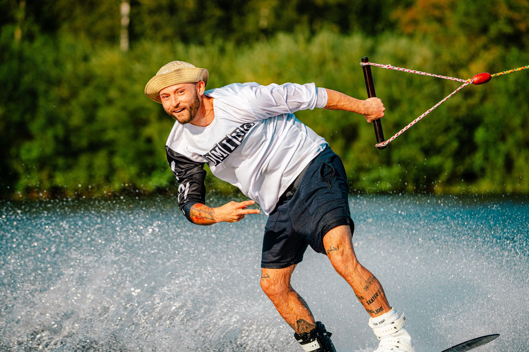 Wakeboarder auf dem Wasser
